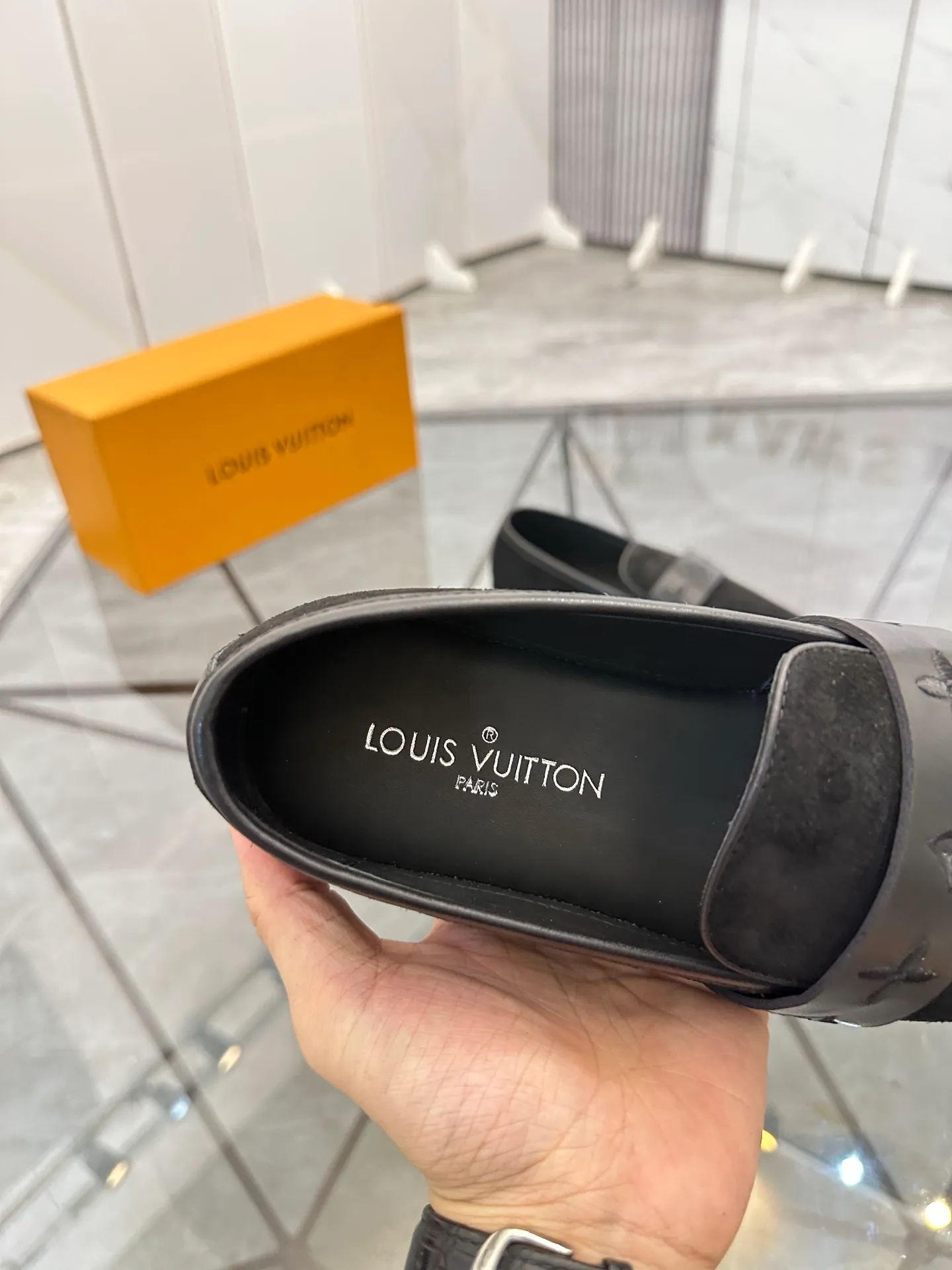 Selling men's shoes 💰: 💰P460¥ Product trademark: LV* "Louis Vuitton*" slip-on shoes, lazy shoes, regular size: 38-44. (can be customized to 45.) Product materials: imported first-layer nubuck leather upper, water-dyed cowhide lining, original outsole. No.: D301